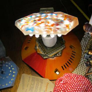 Lámpara de LED y porta lámpara producido con descarte tecnológico Lámpara de LED y porta lámpara producido con descarte tecnológico