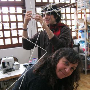 Trabajo en estructura tejida para La flor imposible 2013