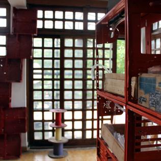 Puerta verde con canteros de madera