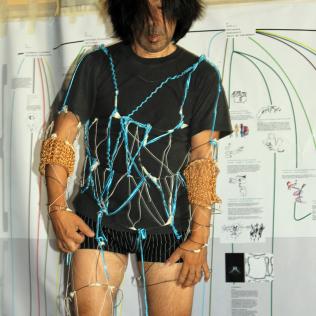 Performer bailando con estructuras de alambre e hilo - Quipucamayoc