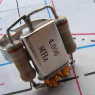 Anillo de clock y resistencias - producido con descartes tecnológicos Anillo de clock y resistencias - producido con descartes tecnológicos