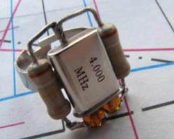 Anillo de clock y resistencias - producido con descartes tecnológicos