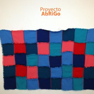 Manta colectiva tejida con telares de marco