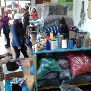 Voluntarios preparan cajas para llevar a sedes de recolección