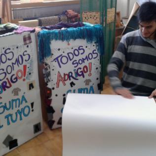 Voluntarios preparan cajas para llevar a sedes de recolección