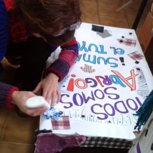 Voluntarios preparan cajas para llevar a sedes de recolección