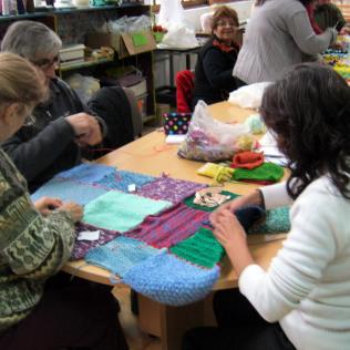 Tejido de mantas para donar a Neonatología del Hospital Posadas