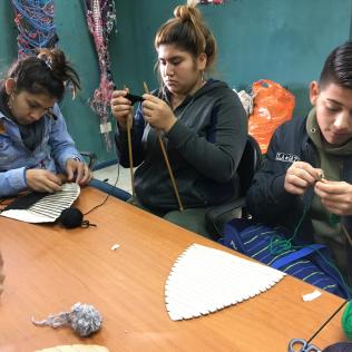 Taller de tejido en el Centro Juvenil "La Rana"