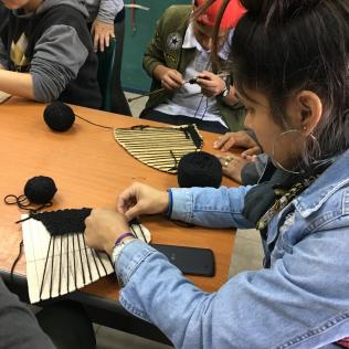 Taller de tejido en el Centro Juvenil "La Rana"