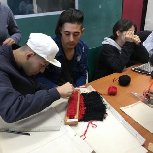 Taller de tejido en el Centro Juvenil "La Rana"