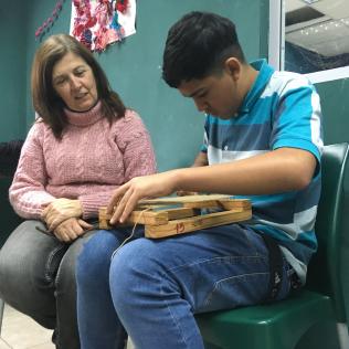Taller de tejido en el Centro Juvenil "La Rana"