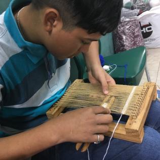 Taller de tejido en el Centro Juvenil "La Rana"