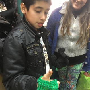 Taller de tejido en el Centro Juvenil "La Rana"