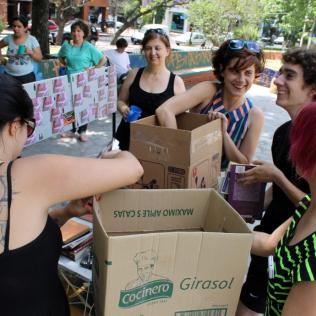 Suelta de libros en plaza del Avión - C.J. Lomas del Palomar
