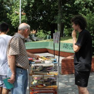 Suelta de libros en plaza del Avión - C.J. Lomas del Palomar