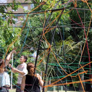 Tejido de estructuras en la plaza del avión - Taller de integración