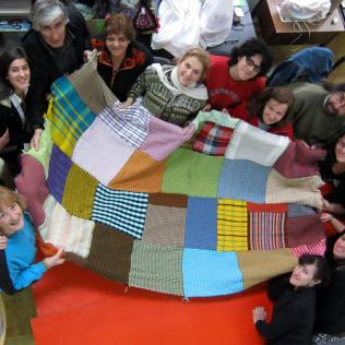 Manta colectiva en telar de marco