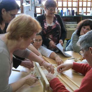 Montando la urdimbre en un peine de telar María