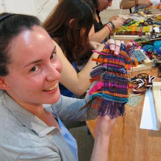 Taller de tejido con descartes - Galería La Toma, Rosario