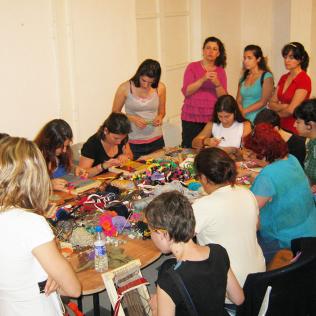 Taller de tejido con descartes - Galería La Toma, Rosario