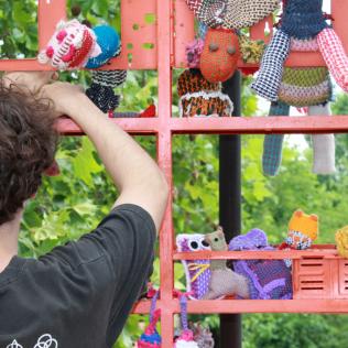 Juguetes tejidos para donar al Hospital Posadas