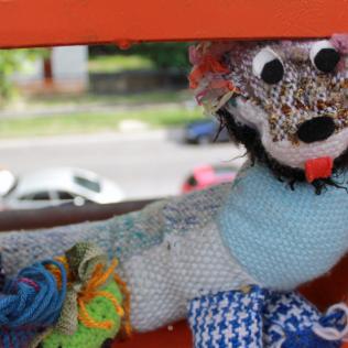 Juguetes tejidos para donar al Hospital Posadas